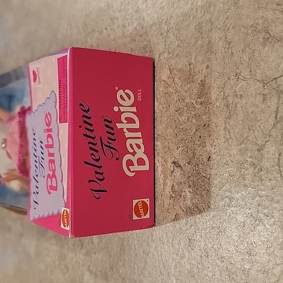 (J10) 1996 Valentine Fun Barbie - Picture 5 of 7